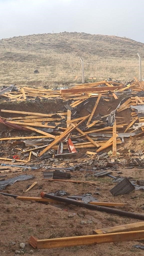 Aksaray’da Fırtına Ve Hortum Yıktı Geçti