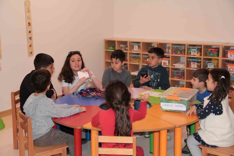 Tüdam’da Eğlenerek Öğrenen Depremzede Çocuklar Farklı Atölyelerde Eğitim Alıyor