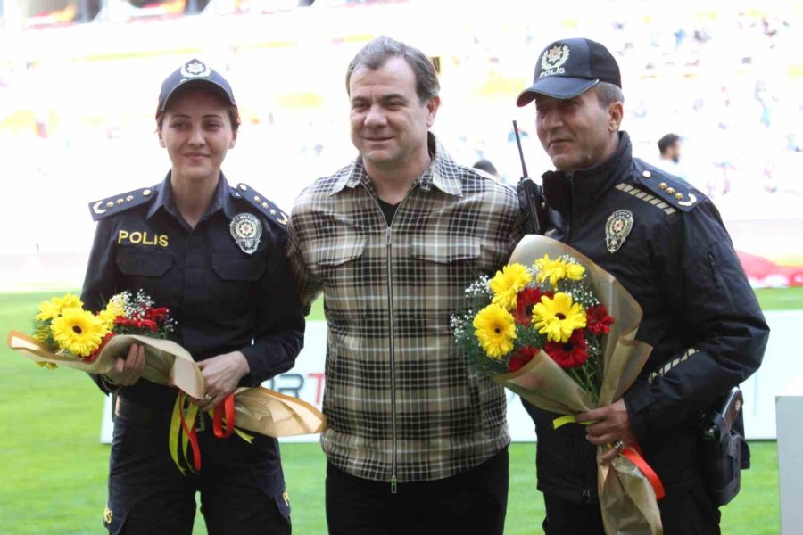 Kayserispor Sahaya Polis Üniforması İle Çıktı