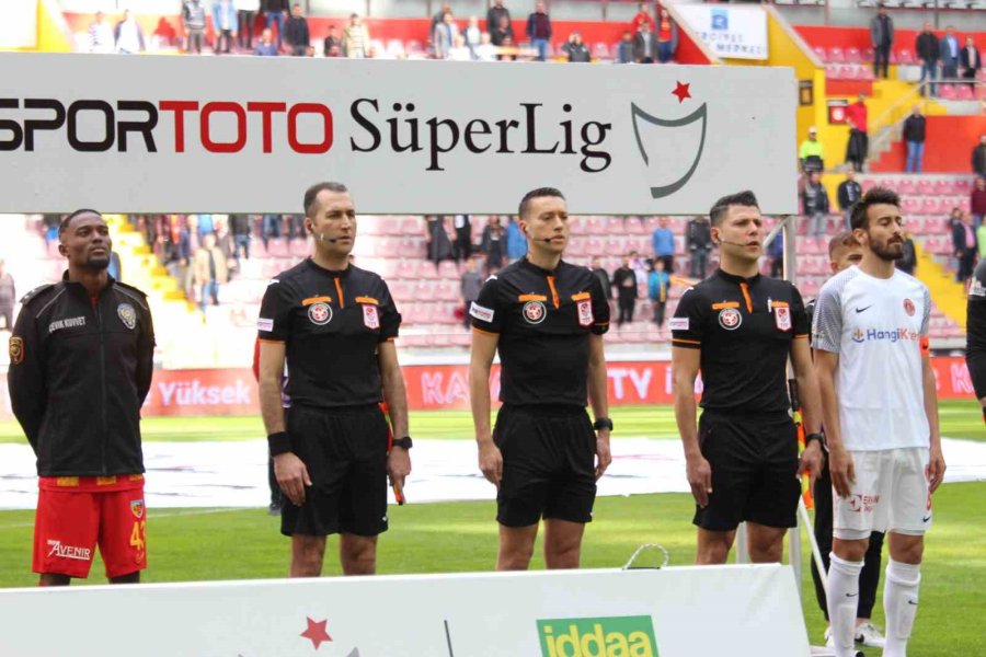 Kayserispor Sahaya Polis Üniforması İle Çıktı