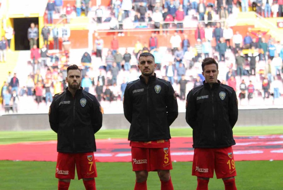 Kayserispor Sahaya Polis Üniforması İle Çıktı