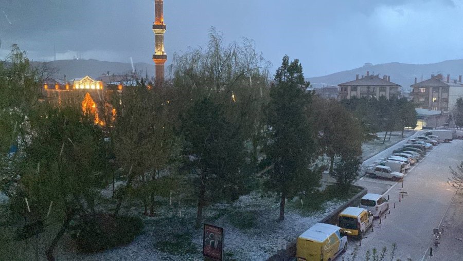 Aksaray Dolu Yağışıyla Beyaza Büründü