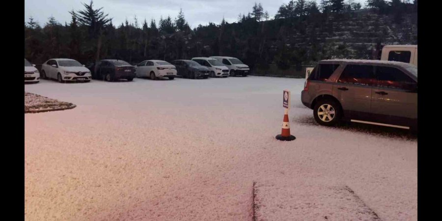 Aksaray Dolu Yağışıyla Beyaza Büründü