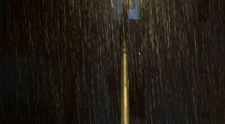 Aksaray’da Fırtına Ve Hortum Yerini Şiddetli Yağmura Bıraktı