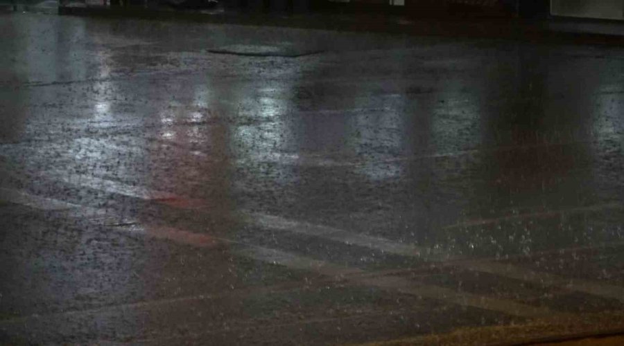 Aksaray’da Fırtına Ve Hortum Yerini Şiddetli Yağmura Bıraktı