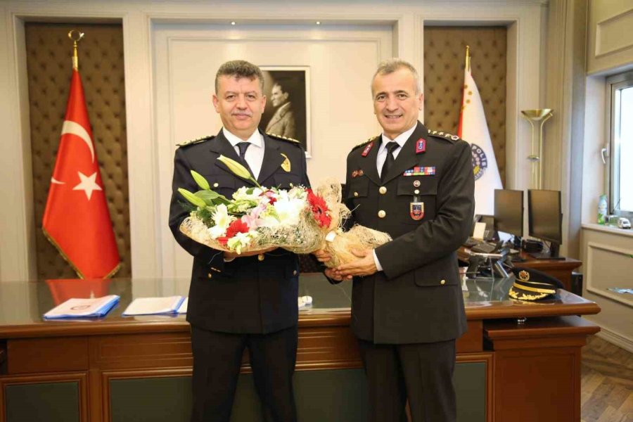 Jandarma Personeli Polislerin Haftasını Tebrik Etti