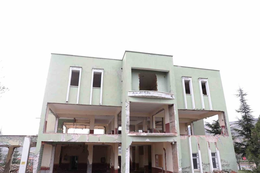 Başkan Çolakbayrakdar; “merkez, Yeni Haliyle Gençlerin Yeni Uğrak Mekânı Olacak”