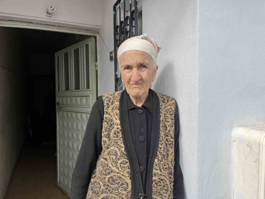 Çöp Evin Temizlenmemesine Mahalleli Tepki Gösterdi