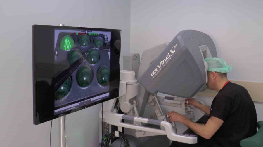 Erü’de Cerrahlara ‘robotik Cerrahi Uygulamaları Simülasyon Eğitimi’ Veriliyor