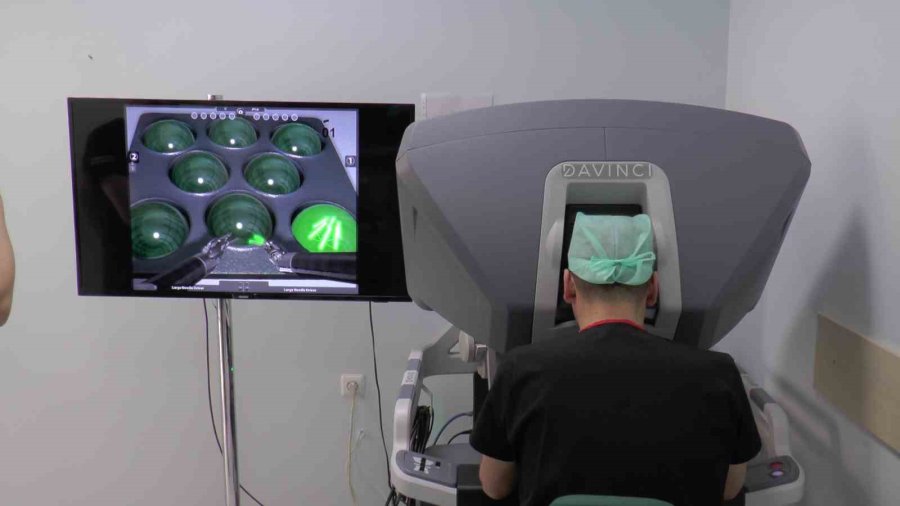 Erü’de Cerrahlara ‘robotik Cerrahi Uygulamaları Simülasyon Eğitimi’ Veriliyor