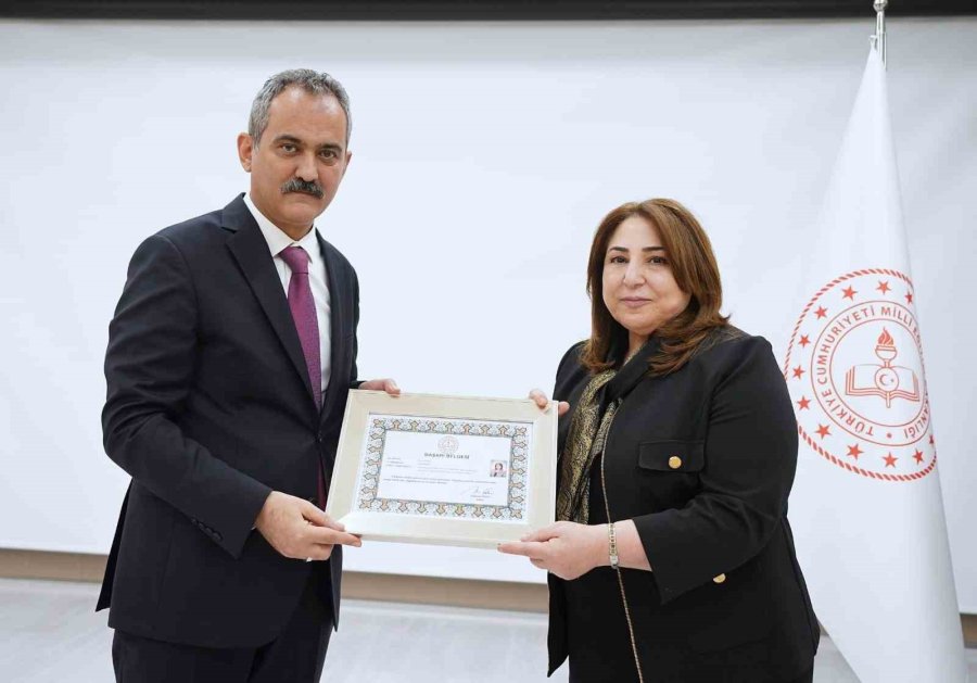 Pervin Töre’ye Bakan Özer’den Başarı Belgesi