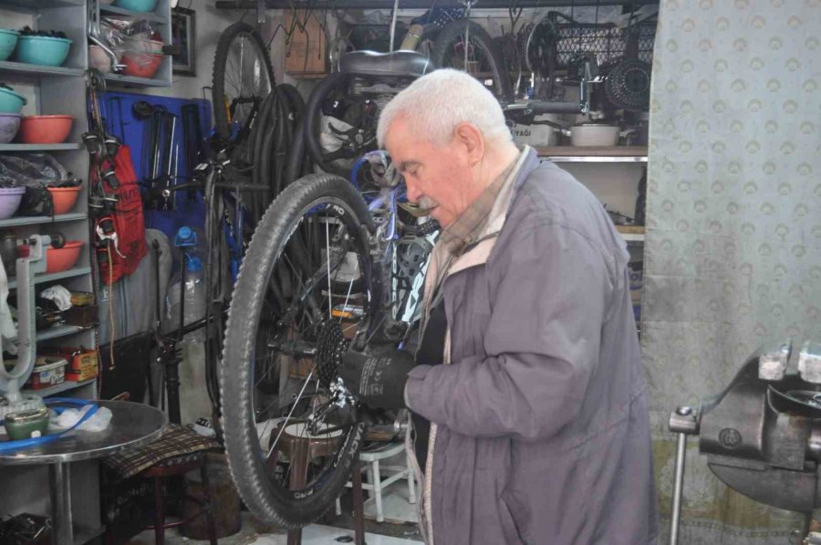 Yaz Kış Demeden 60 Yıldır Bisikletle Geziyor