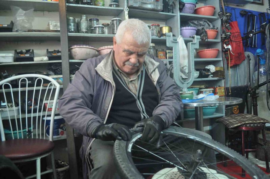 Yaz Kış Demeden 60 Yıldır Bisikletle Geziyor
