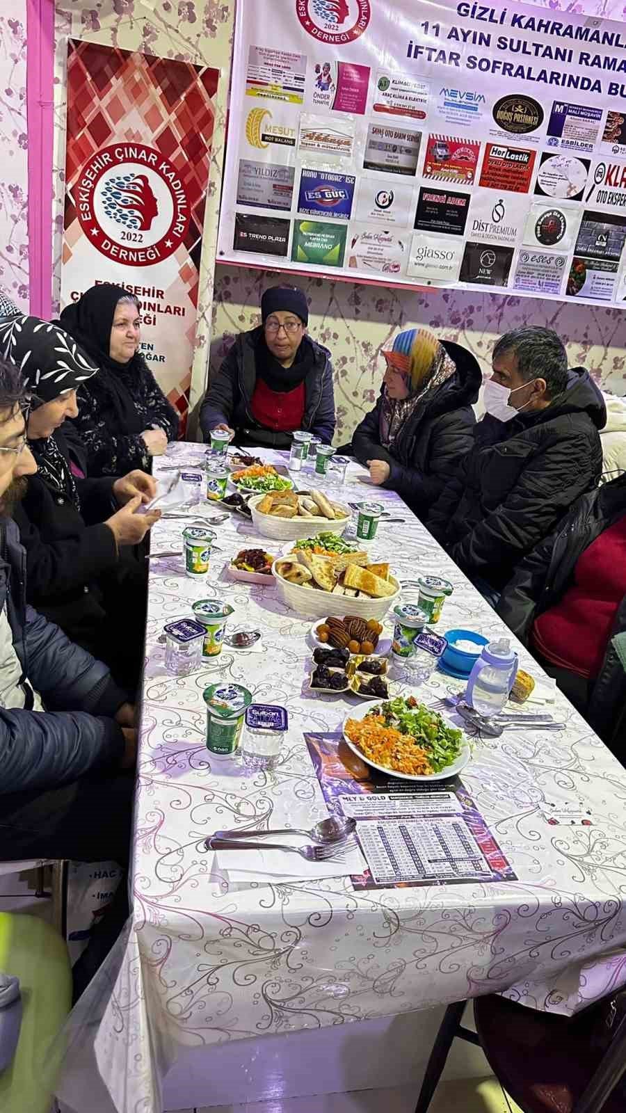 Depremzedelere Ücretsiz İftar Vererek Hayır Dua Alıyorlar