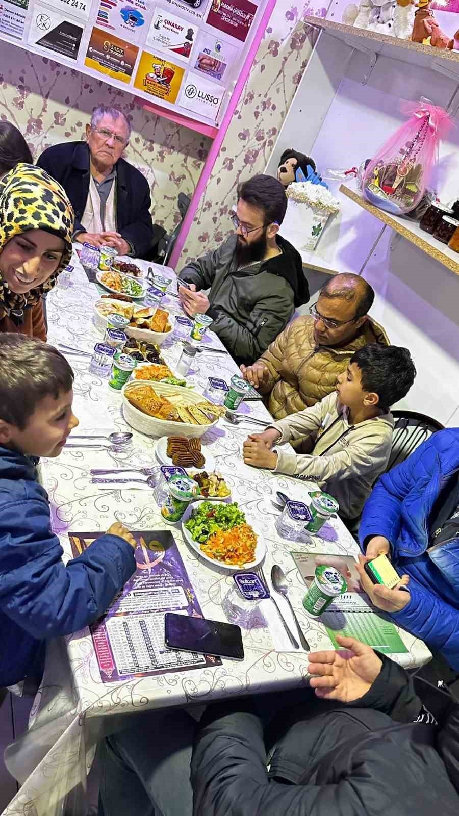 Depremzedelere Ücretsiz İftar Vererek Hayır Dua Alıyorlar