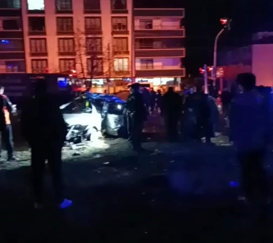 Çöp Konteynırına Çarpan Otomobil Takla Attı: 1 Ölü, 4 Yaralı