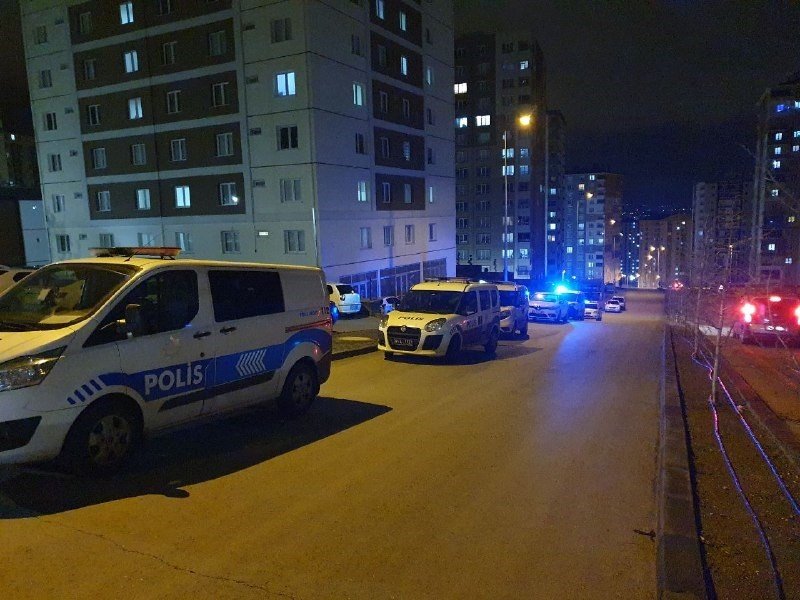 Husumetlisini Evinde Tabancayla Vurup Kaçtı