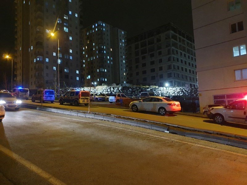 Husumetlisini Evinde Tabancayla Vurup Kaçtı