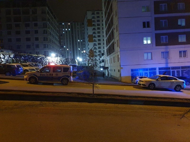 Husumetlisini Evinde Tabancayla Vurup Kaçtı