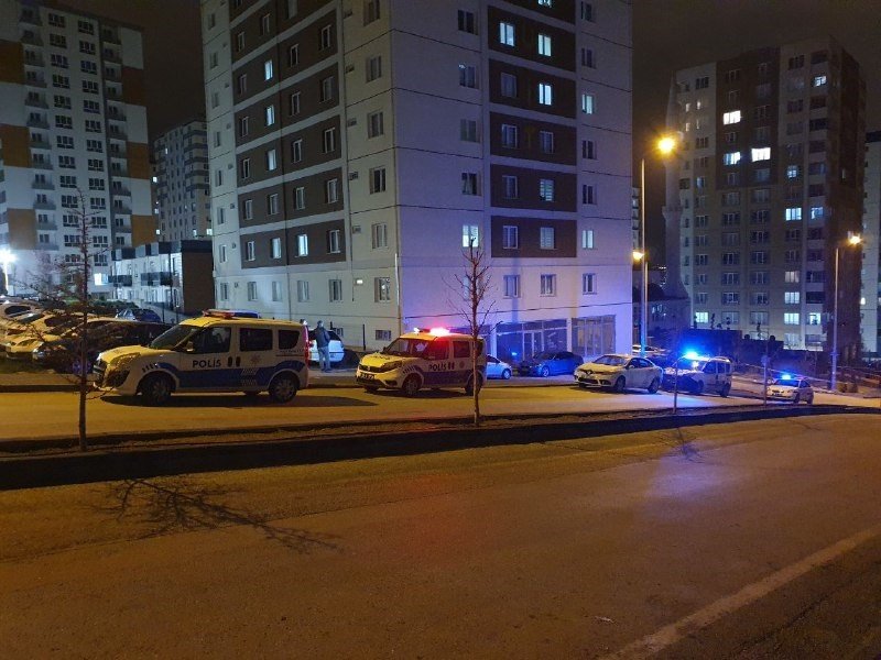 Husumetlisini Evinde Tabancayla Vurup Kaçtı