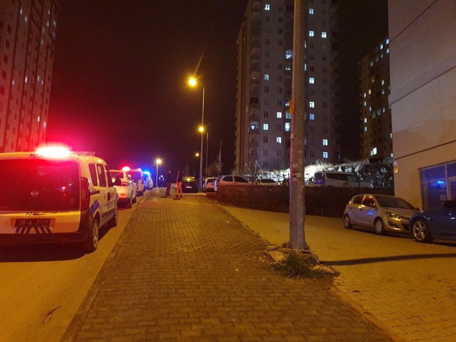 Husumetlisini Evinde Tabancayla Vurup Kaçtı