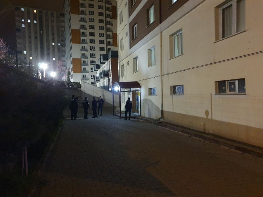 Husumetlisini Evinde Tabancayla Vurup Kaçtı