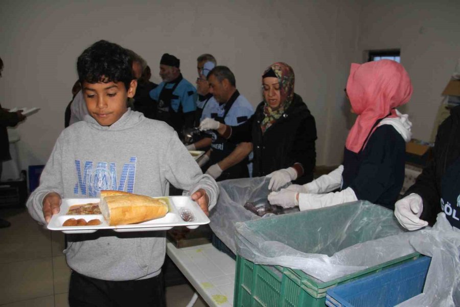 Göl Feneri Derneği Aşevi Ramazanda Her Gün Bin Kişiyi Doyuruyor