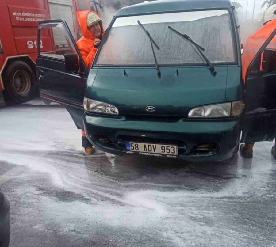 Seyir Halindeki Kamyonette Çıkan Yangını İtfaiye Söndürdü