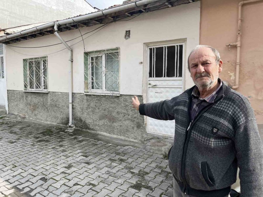 Çöp Evin Temizlenmemesine Mahalleli Tepki Gösterdi