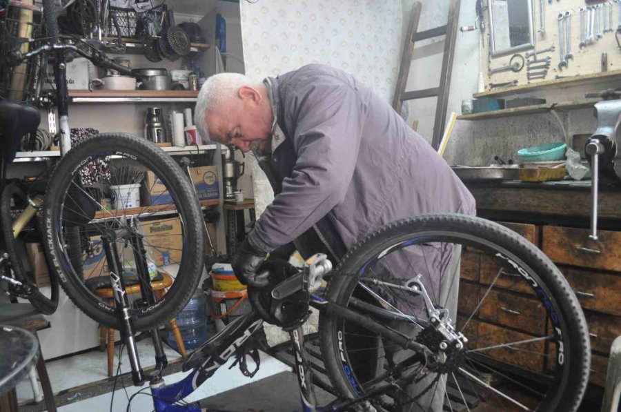 Yaz Kış Demeden 60 Yıldır Bisikletle Geziyor