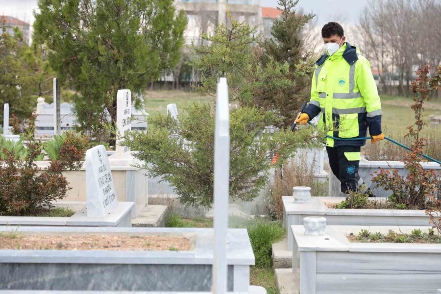 Aksaray Belediyesinden Mezarlıklarda Bayram Temizliği