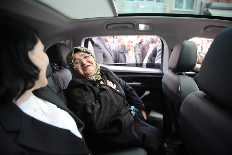 Bakan Dönmez, Gülistan Teyzenin Togg’a Binme İsteğini Kırmadı