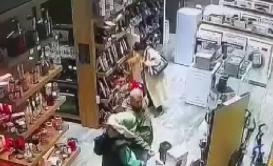 Tereyağı Ve Saç Düzleştirici Çalan Hırsızlar Güvenlik Kamerasında