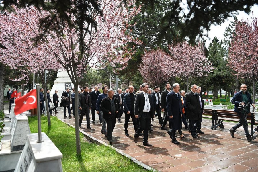 Bakan Akar, Özhaseki Ve Büyükkılıç’tan Kartal Şehitliğine Ziyaret