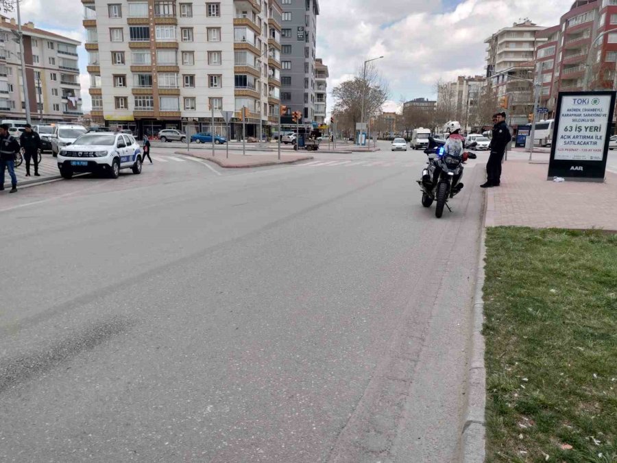 Caddede Yürürken Silahla Vuruldu