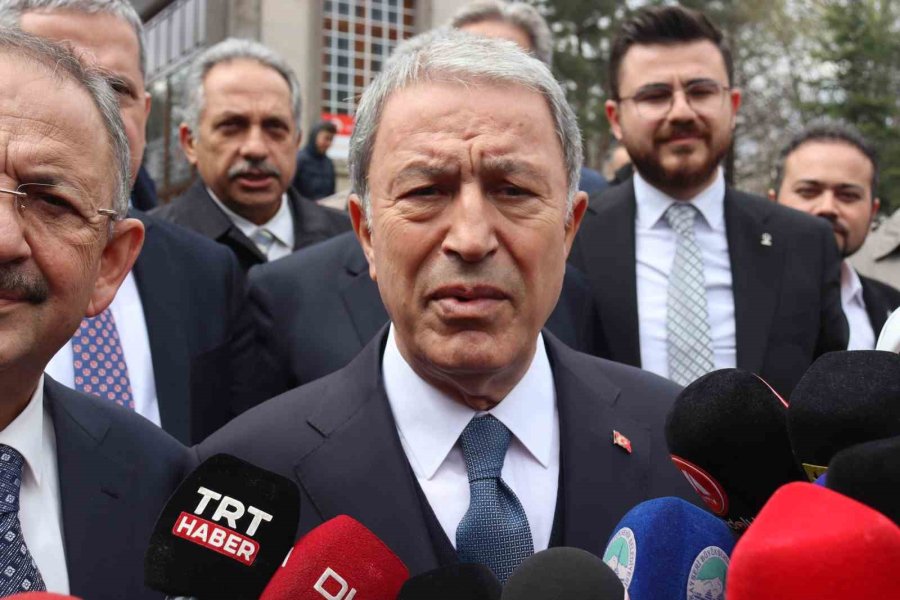 Bakan Akar Seçim Çalışmasına Türbe Ziyareti İle Başladı