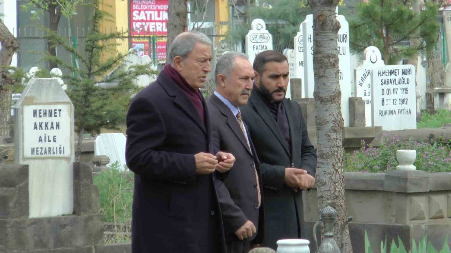 Bakan Akar, Aile Kabristanını Ziyaret Etti