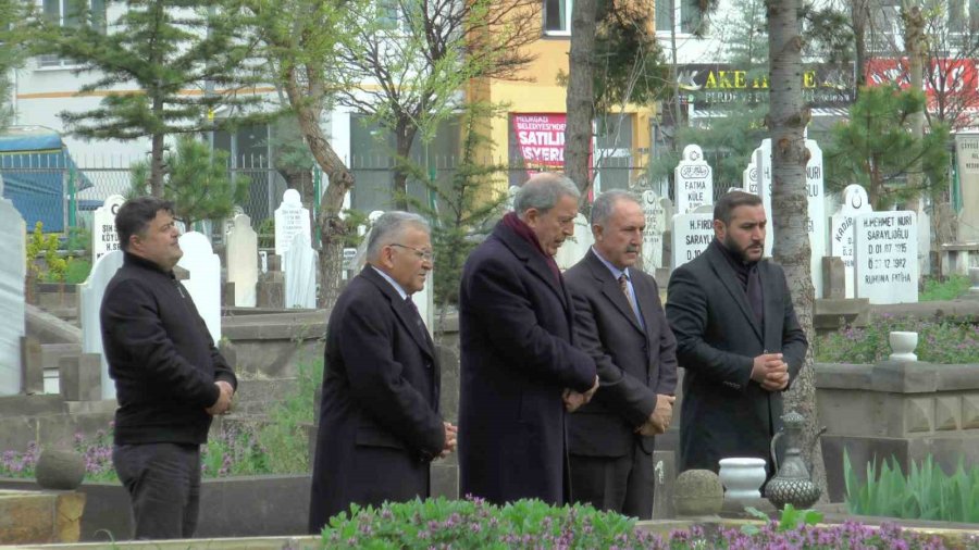 Bakan Akar, Aile Kabristanını Ziyaret Etti