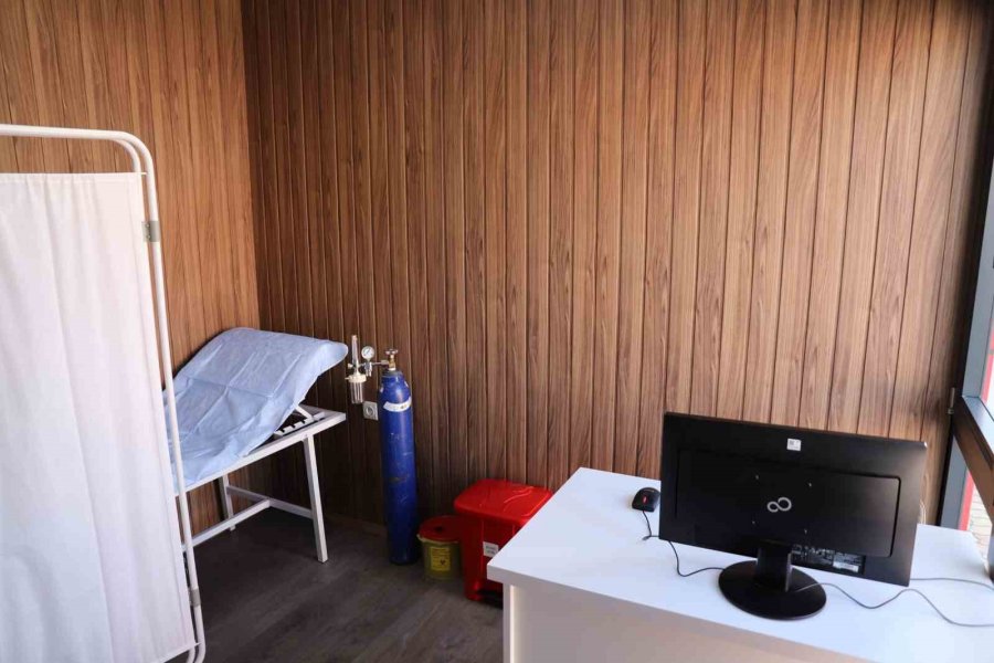 Neü Öğrencilerinin Tasarladığı Sağlık Kabini Hatay’a Gönderildi