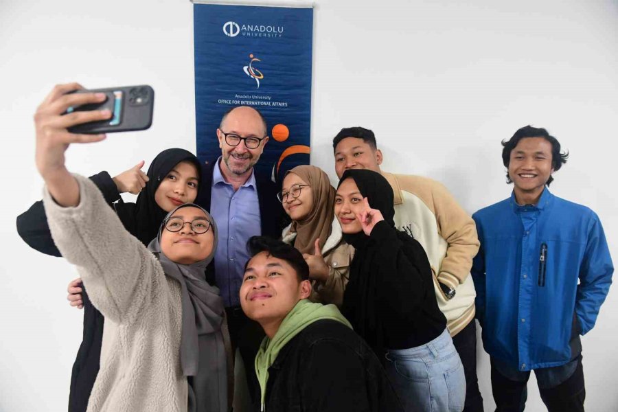 Anadolu Üniversitesi Rektörü Prof. Dr. Fuat Erdal Uluslararası Öğrencilerle İftar Sofrasında Buluştu