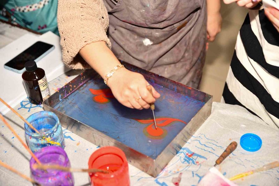 Gençler Ebru Sanatını Öğreniyor