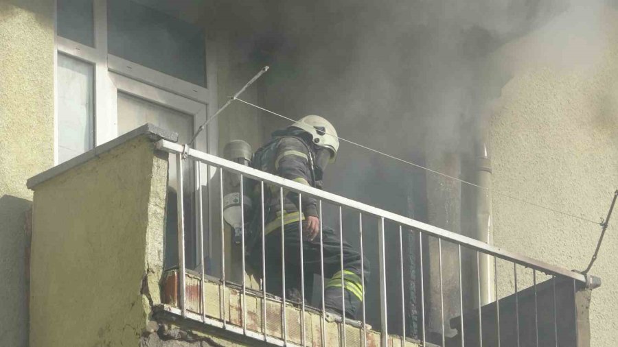 Aksaray’da 5 Katlı Apartmanda Korkutan Yangın