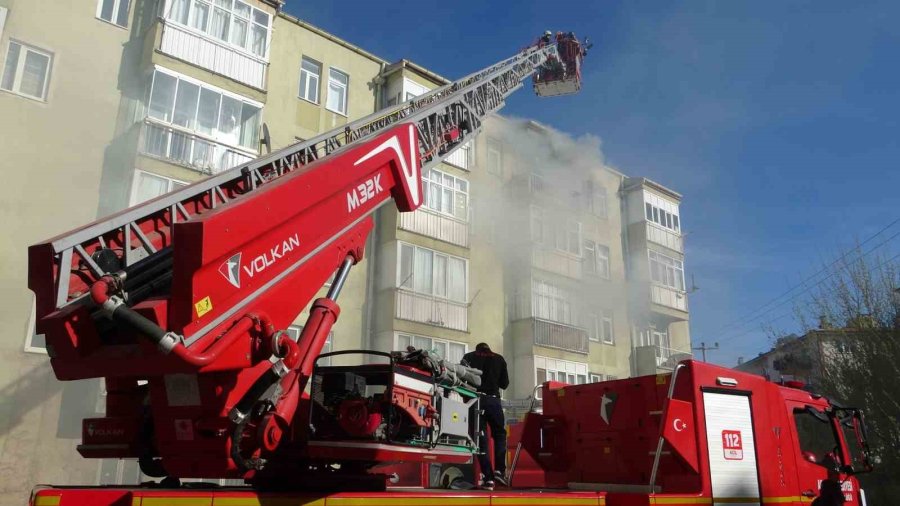 Aksaray’da 5 Katlı Apartmanda Korkutan Yangın