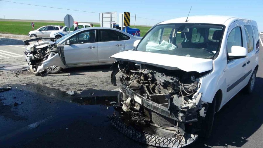 Hafif Ticari Araçla Otomobil Çarpıştı: 3 Yaralı