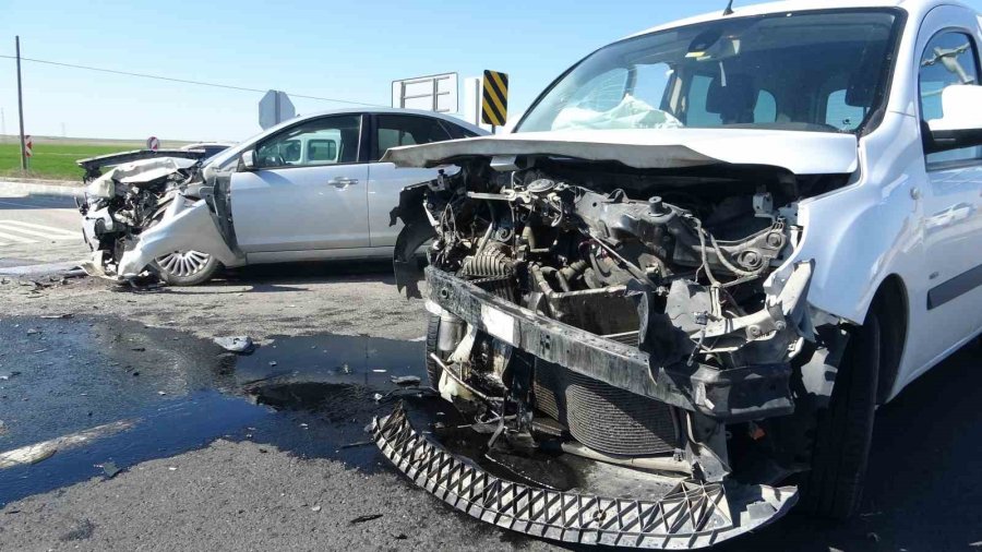 Hafif Ticari Araçla Otomobil Çarpıştı: 3 Yaralı