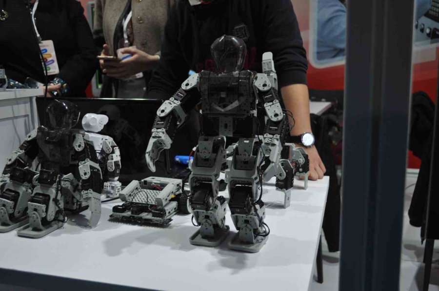 Öğrencilerin Yaptığı İnsansı Robotlar Fuarda Yoğun İlgi Gördü