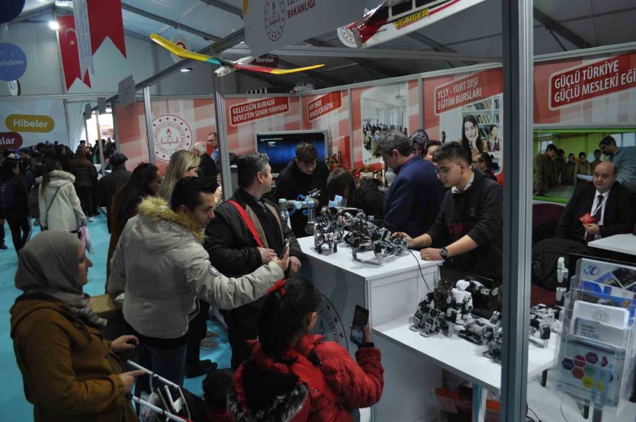 Öğrencilerin Yaptığı İnsansı Robotlar Fuarda Yoğun İlgi Gördü