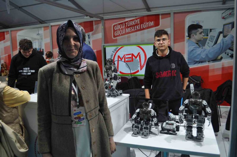 Öğrencilerin Yaptığı İnsansı Robotlar Fuarda Yoğun İlgi Gördü