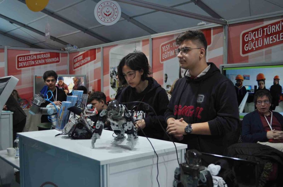 Öğrencilerin Yaptığı İnsansı Robotlar Fuarda Yoğun İlgi Gördü