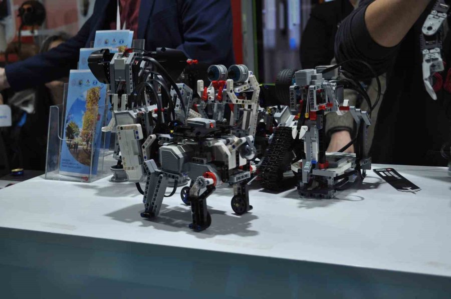 Öğrencilerin Yaptığı İnsansı Robotlar Fuarda Yoğun İlgi Gördü